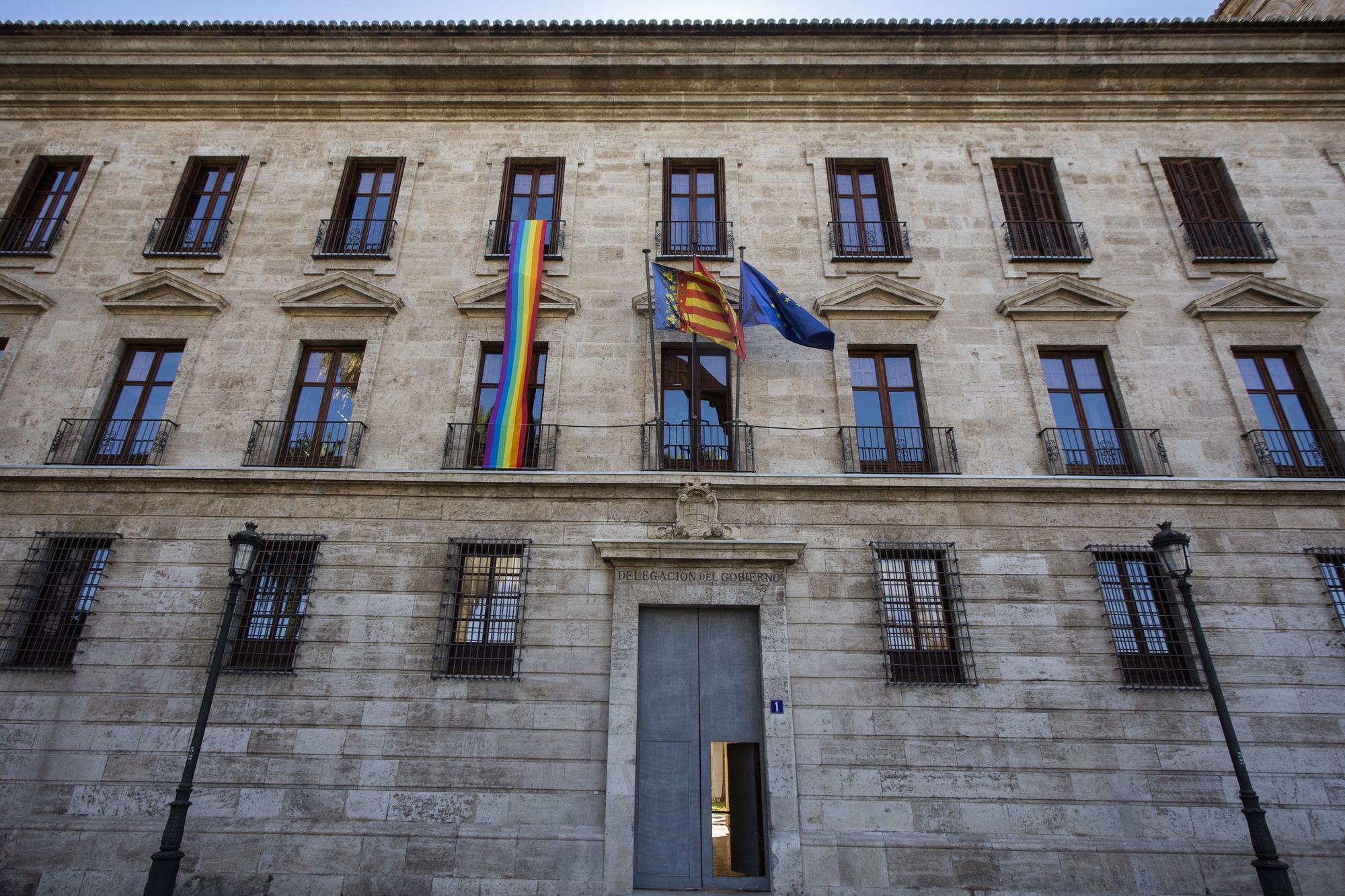 La bandera del Orgullo ondea en València