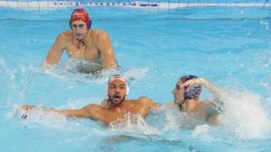 BELGRADE (Serbia), 14/01/2026.- Netherlands Bilal Gbadamassi (L) in action against Spains Biel Gomila (R) during the European Aquatics Mens Water Polo Championship match between Netherlands and Spain in Belgrade, Serbia, 14 January 2026. (Países Bajos; Holanda, España, Belgrado) EFE/EPA/ANDREJ CUKIC