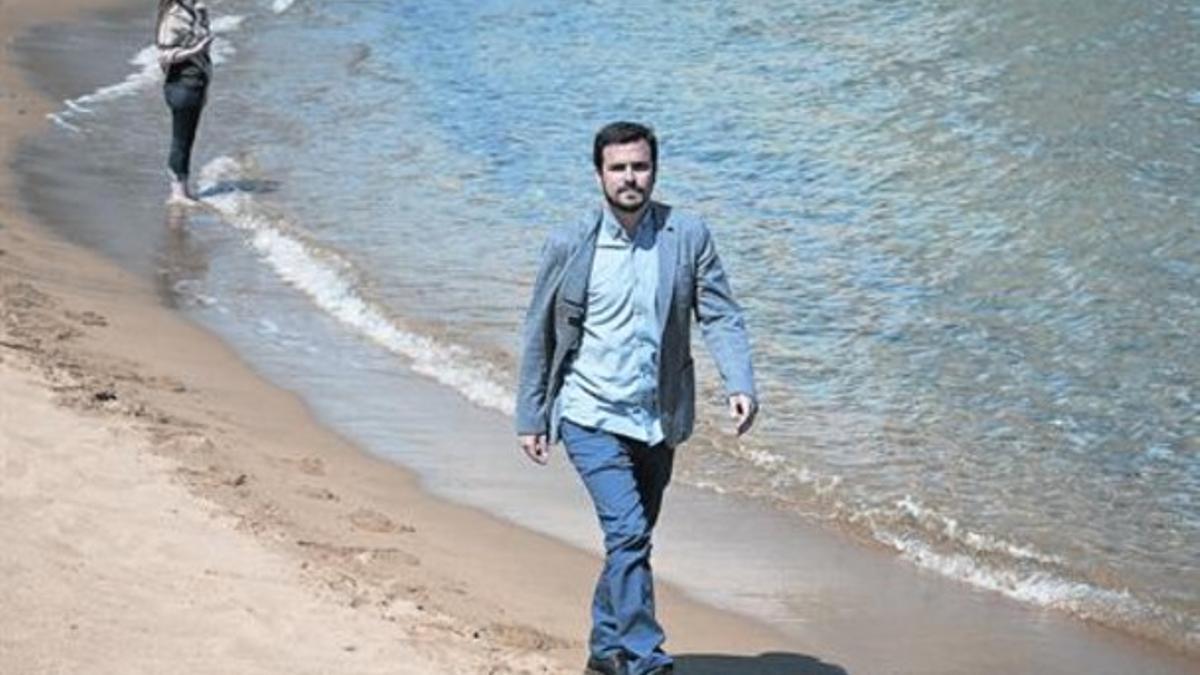 Alberto Garzón camina por la playa de la Barceloneta después de la entrevista, el pasado jueves.