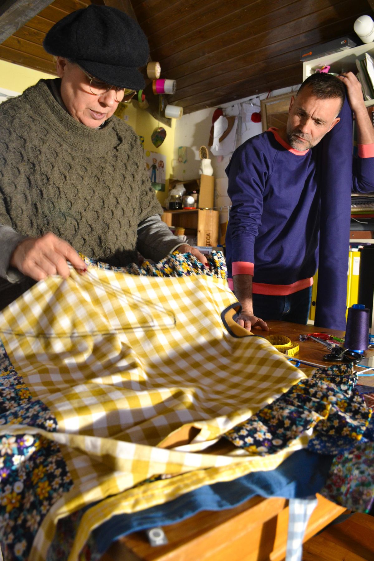 Yolanda y Constantino trabajando en el taller, en Pillarno.