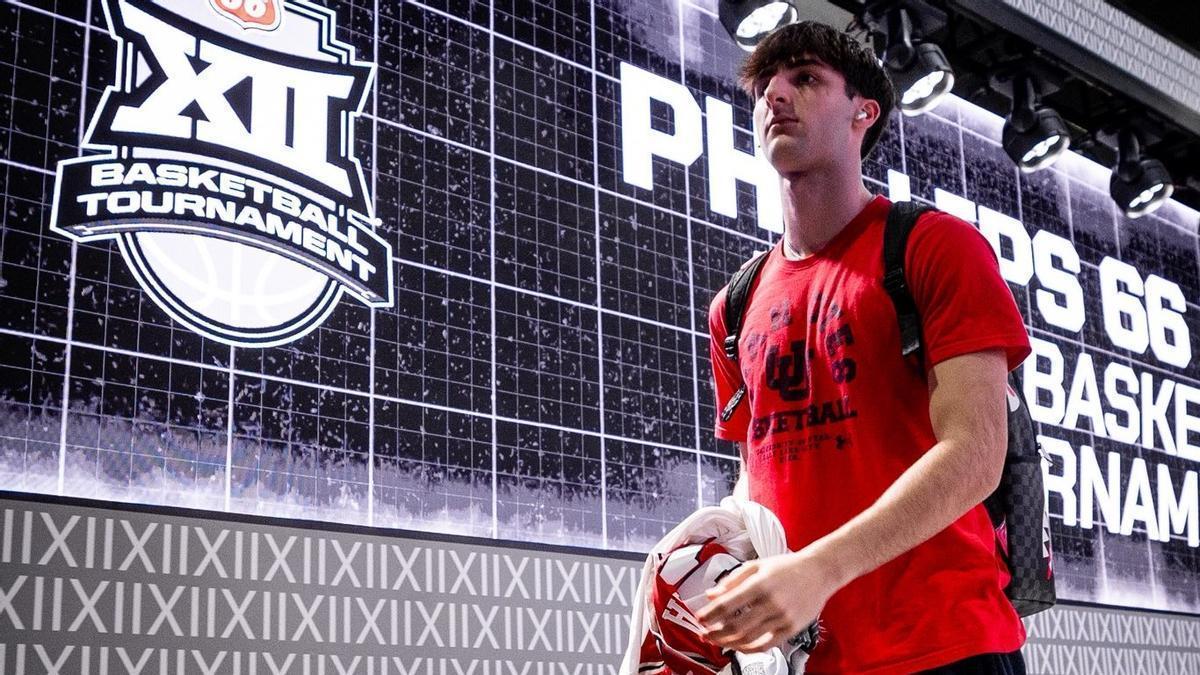 Lucas Langarita, a su llegada al pabellón para el partido contra Cincinnati.