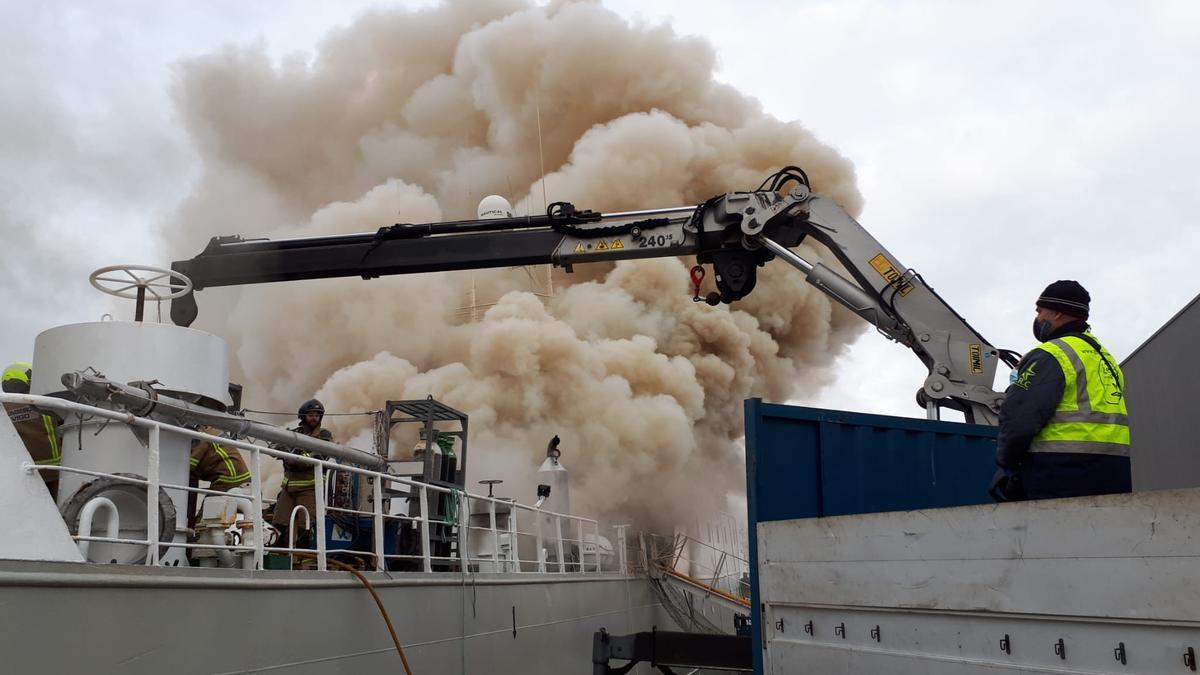 Incendio de un pesquero en el puerto de Vigo