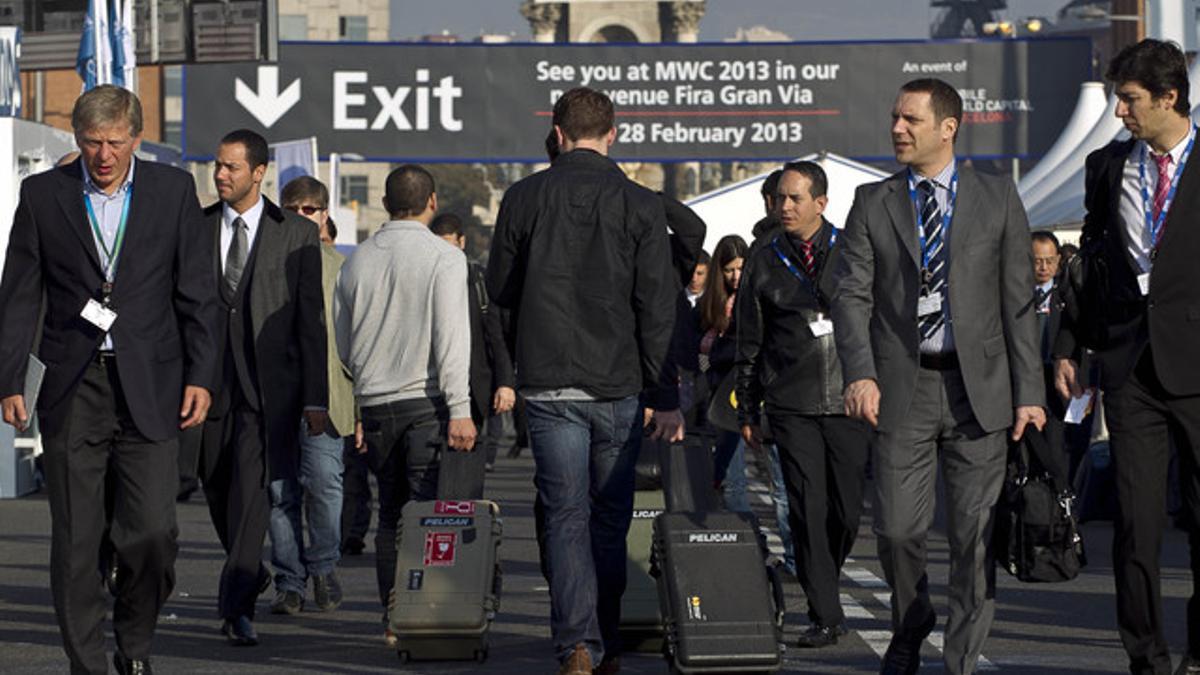 Asistentes al Mobile World Congress saliendo de la feria.