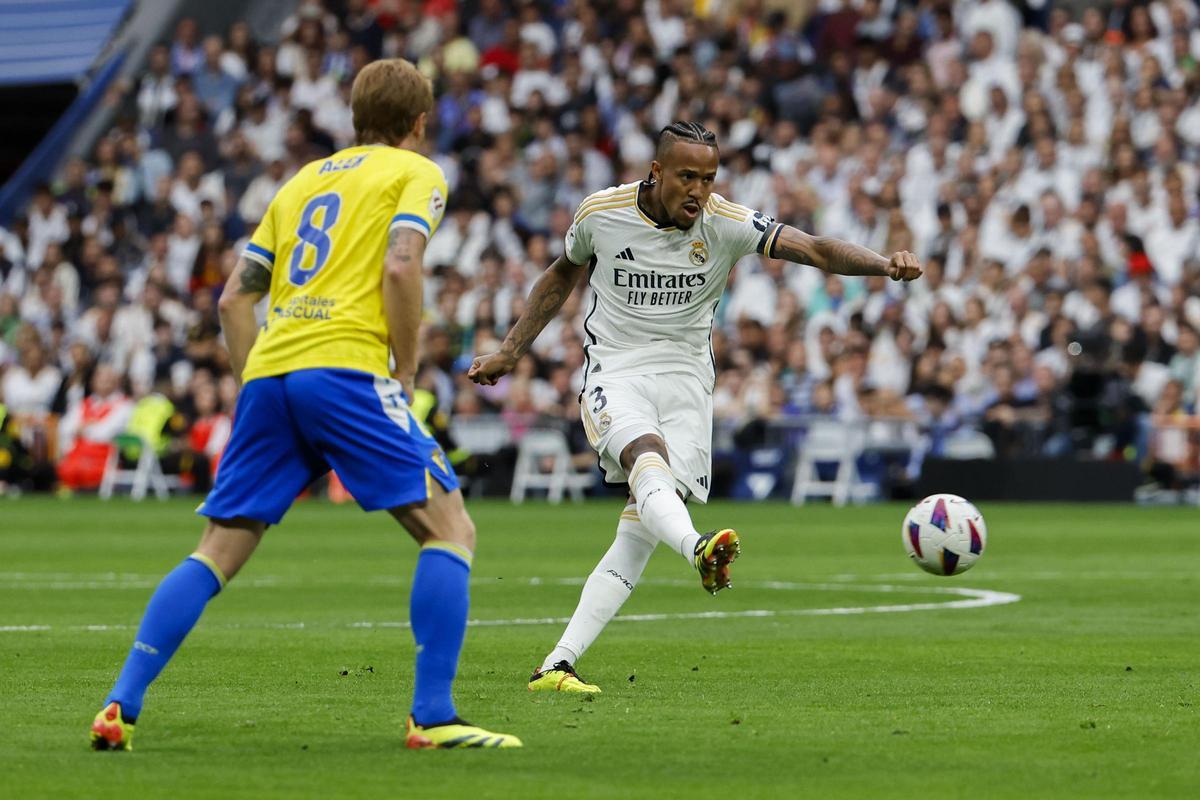 Militao dispara en una acción del partido entre el Real Madrid y el Cadiz