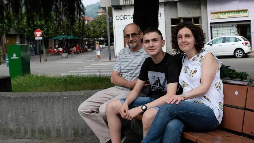 Álvaro García, entre sus padres, Juan Manuel García y Montse Megido, ayer, en el centro de Mieres.