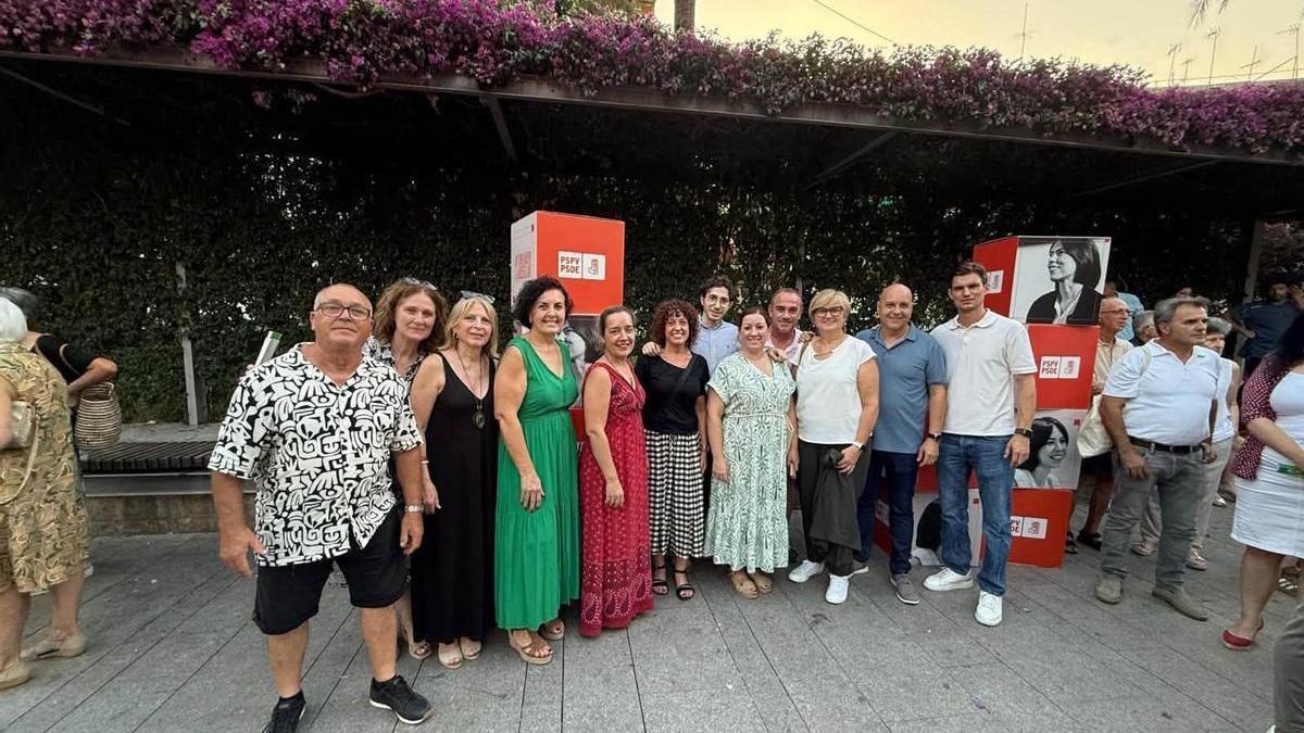 El secretario comarcal, con alcaldes, concejales y militantes de la Ribera Alta, en el lanzamiento de la candidatura de Diana Morant.