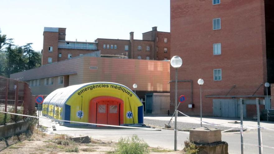 Carpa instal·lada davant de l&#039;Hospital Arnau de Vilanova de Lleida |