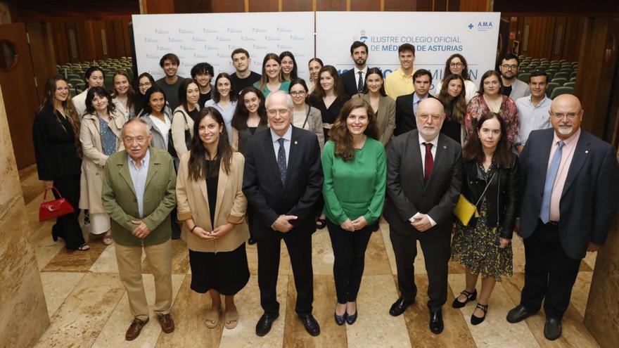 Representantes del Colegio de Médicos de Asturias con los nuevos miembros al fondo.