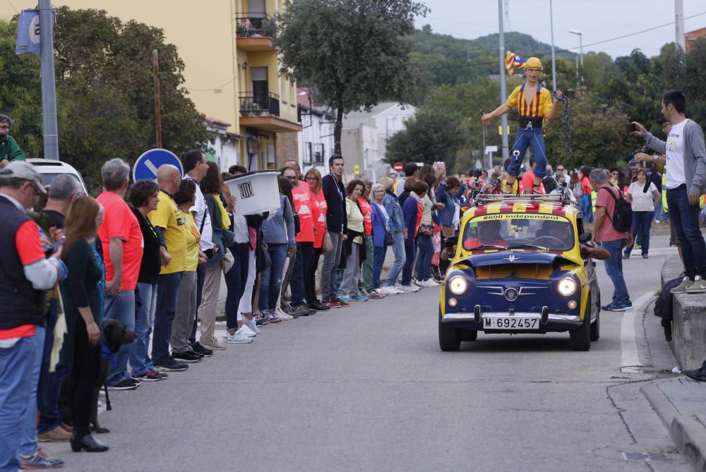 Milers de persones en la cadena humana de Sant Julià de Ramis a Aiguaviva per commemorar l'1-O