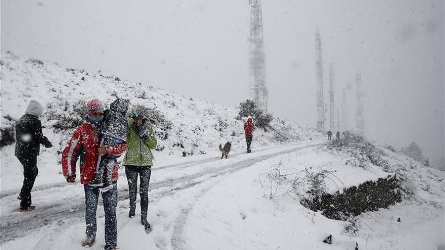 El temporal causa un herido, problemas en transportes y desborda varios ríos