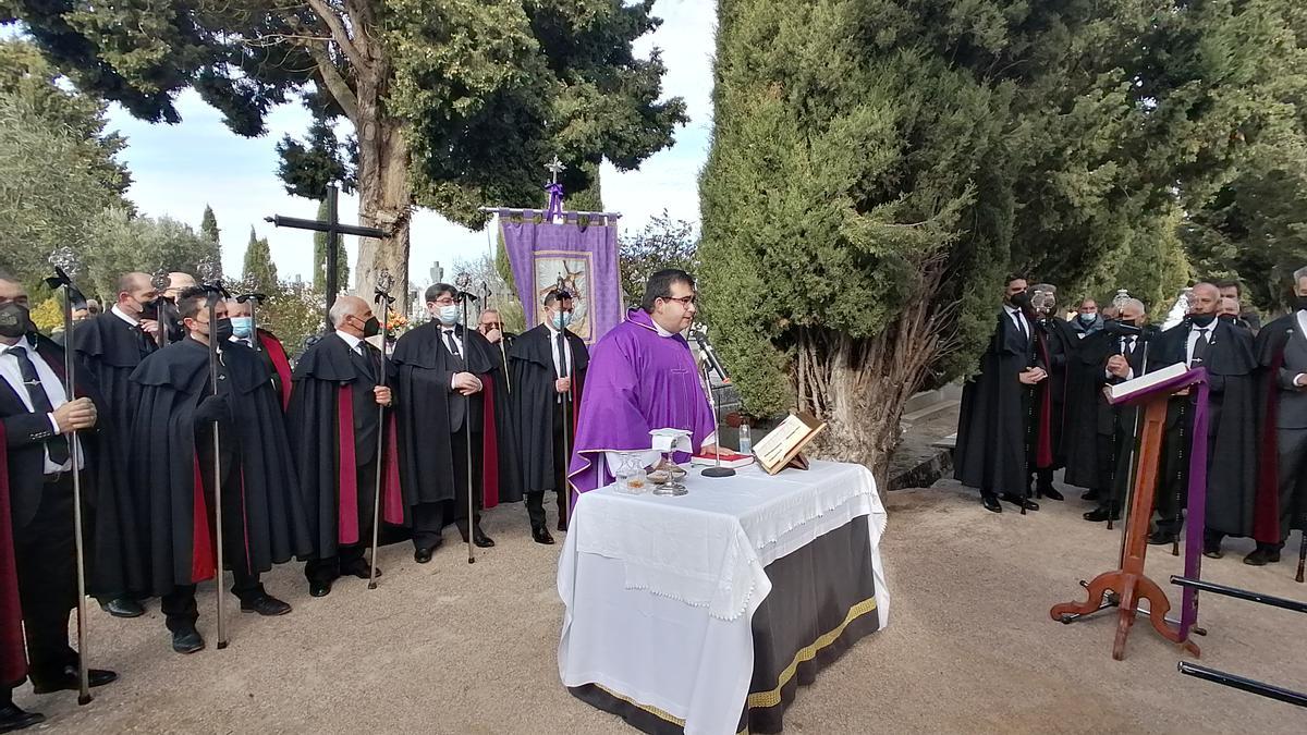 El capellán de la cofradía, Juan José Carbajo, oficia la misa en el cementerio municipal de Toro