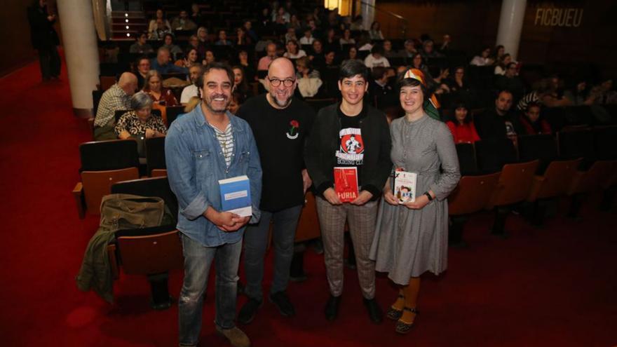 Los tres escritores con Fernando Miranda, en el Centro Social.   | // S.Á.