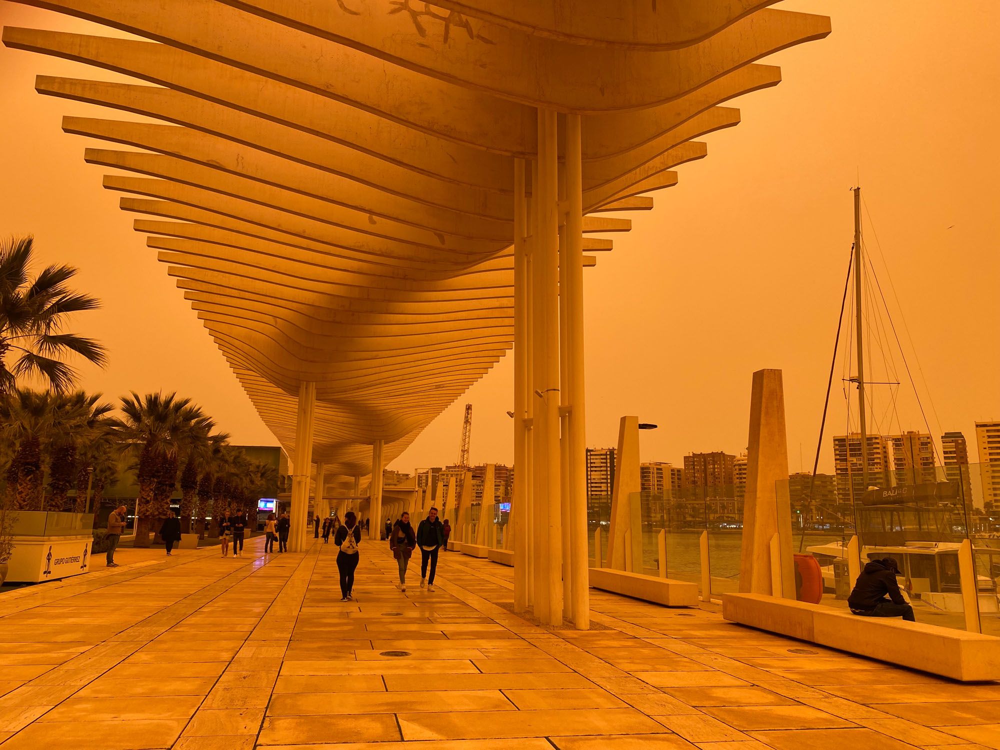 El cielo, teñido de naranja o casi rojo, desde distintos puntos del Centro de Málaga.