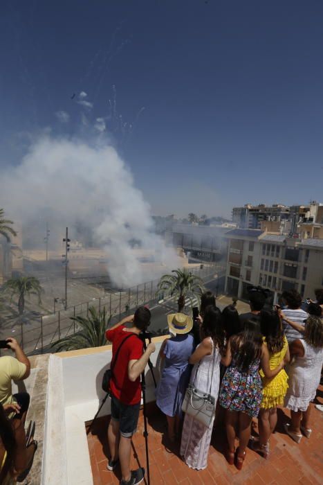 La segunda mascletà de las Fiestas de Elche, en imágenes.