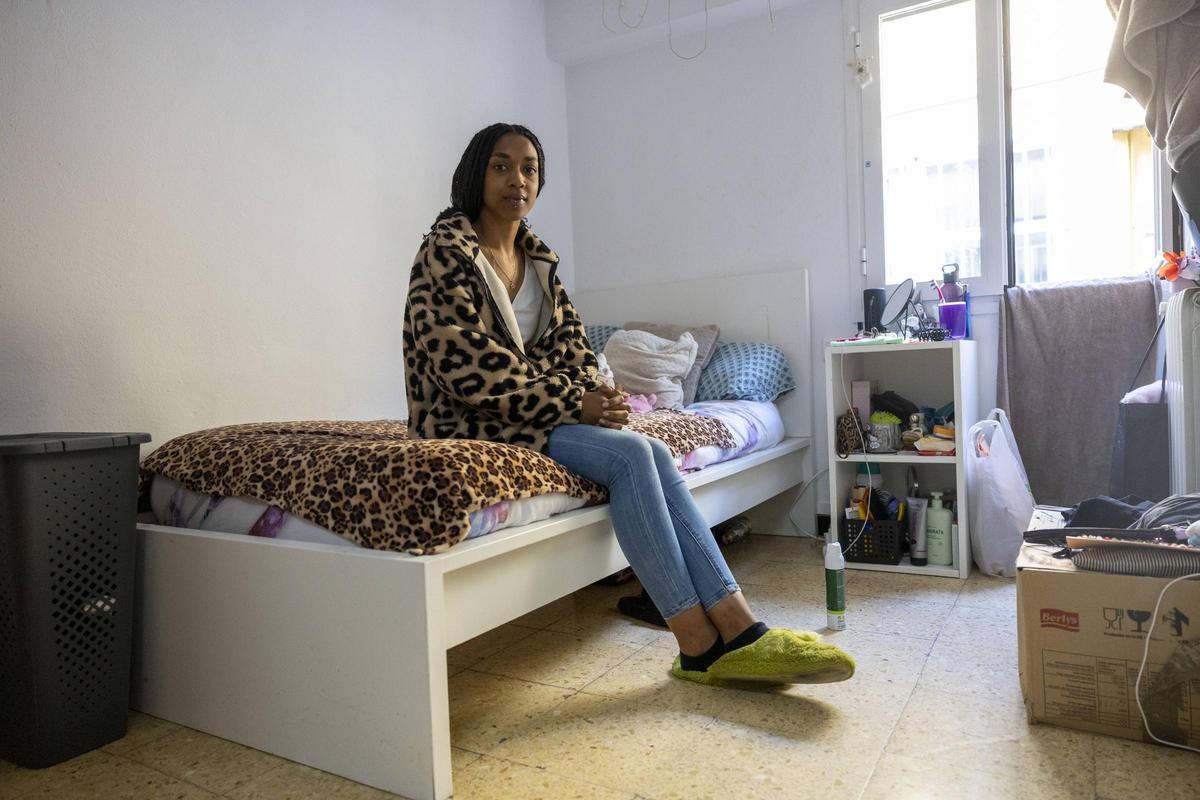 Shayla posa en su nueva habitación.