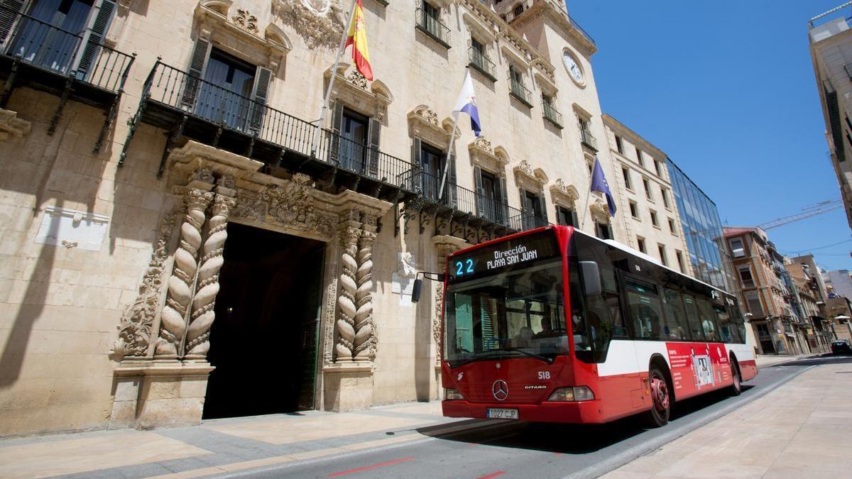 Un autobús urbano, a su paso por delante del Ayuntamiento de Alicante, en imagen de archivo