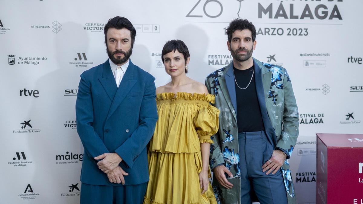 Los actores Javier Rey, Verónica Echegui y Tamar Novas  posan durante el photocall de la presentación del coloquio ‘Los pacientes del doctor García’, en Cine Albéniz