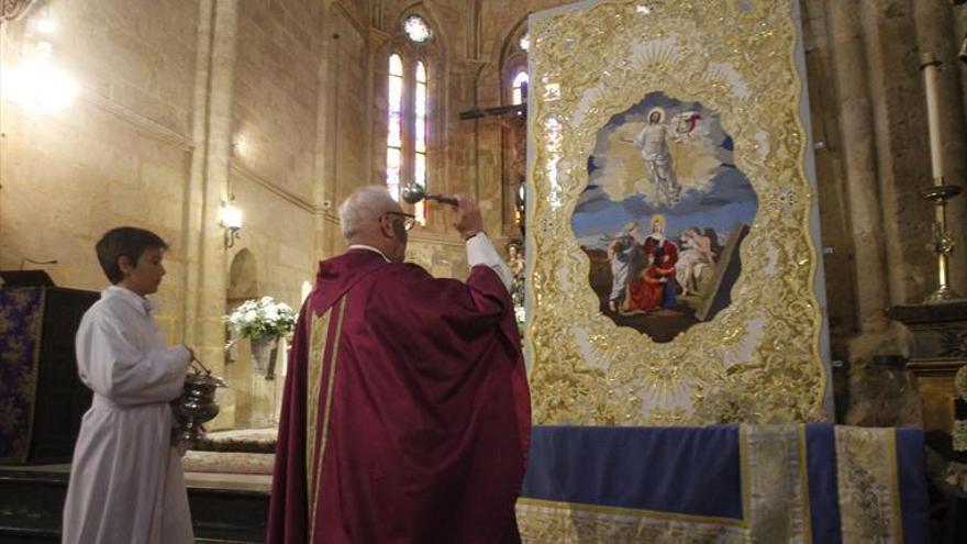 El Resucitado presenta el techo de palio de la Virgen de la Alegría