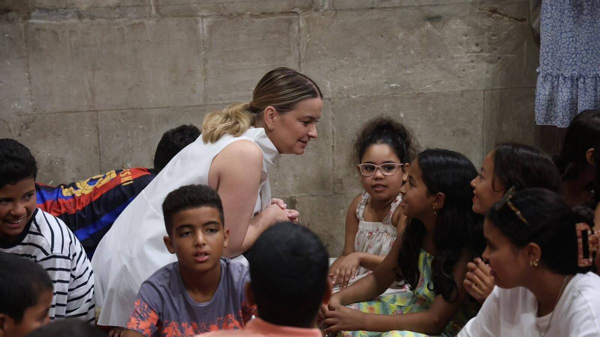 La presidenta del Govern, Marga Prohens, durante la recepción de los niños saharauis en el Consolat de Mar