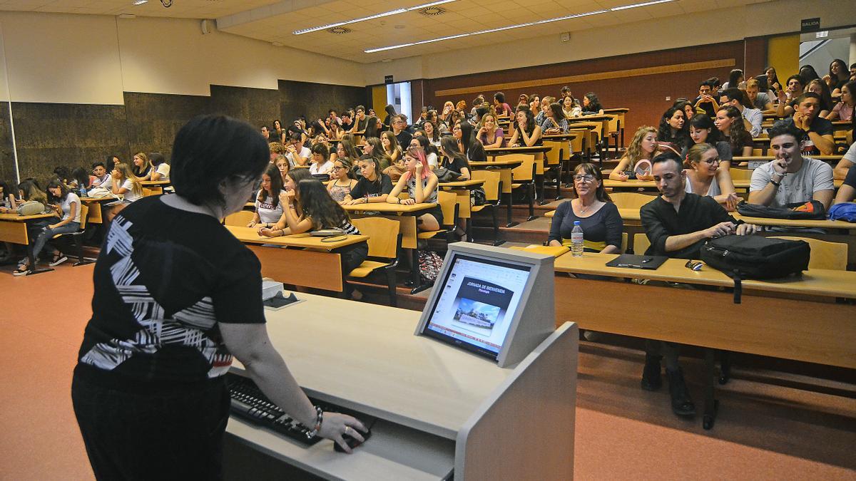 Una docente y estudiantado en una de las aulas del edificio Altabix de la Universidad de Elche, en imagen de archivo.