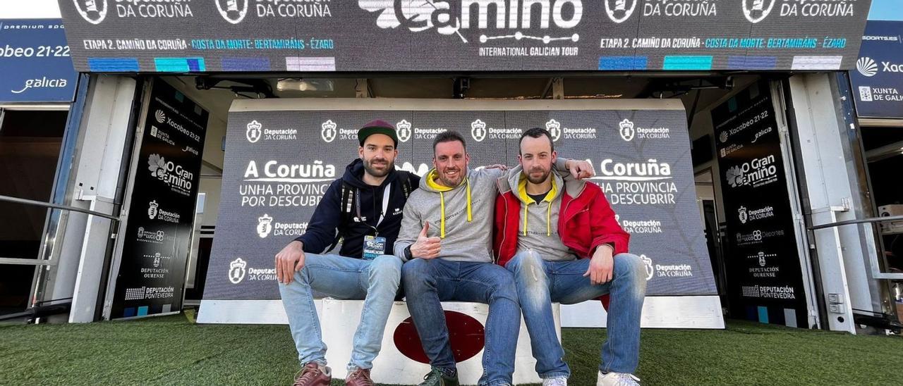 Román Terceiro, Delio Fernández y Luis Veiga posan en el podio de O Gran Camiño, ayer, en Ézaro. |