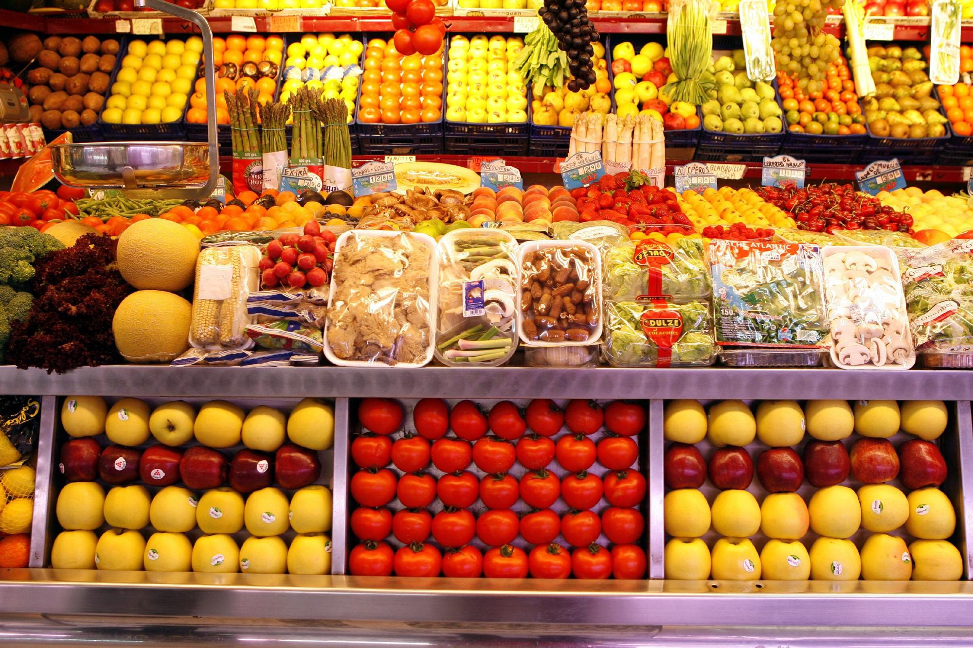 Estantería de frutas y verduras en un supermercado