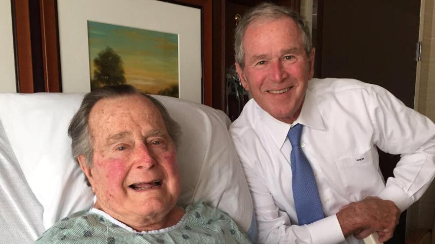 George Bush y su hijo George W. Bush, en el hospital.