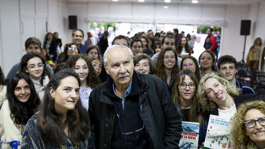 Pablo Vierci desata la locura en la Feria del Libro de Cáceres con &#039;La sociedad de la nieve&#039;