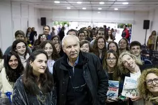 Pablo Vierci desata la locura en la Feria del Libro de Cáceres con 'La sociedad de la nieve'