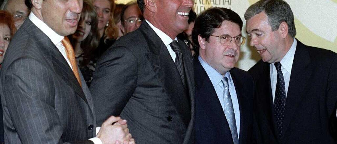 Julio Iglesias junto a Eduardo Zaplana, José Luis Olivas y Diego Such, el día que fue presentado como "embajador" de la Comunitat Valenciana en un hotel madrileño.