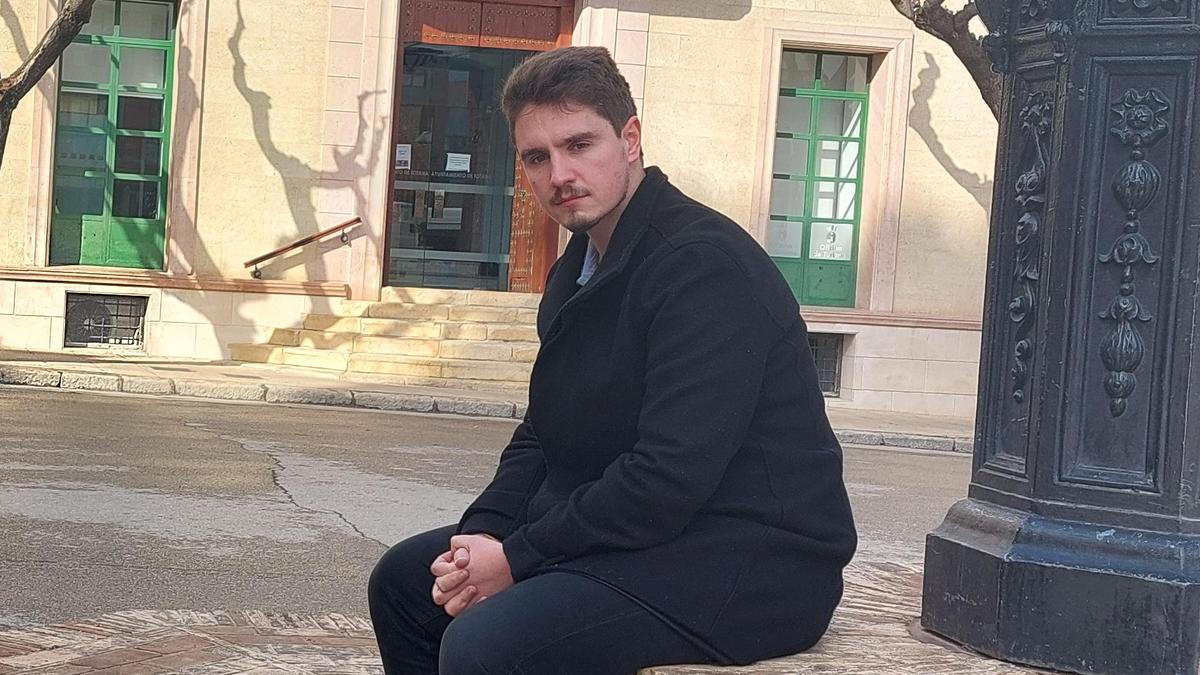 Pedro José Sánchez Pérez, frente al Ayuntamiento de Totana.