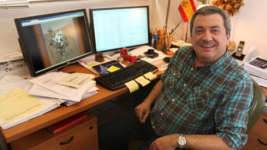 El catedrático Javier Lasarte, responsable del equipo de científicos que colaborará con la NASA, en su despacho.