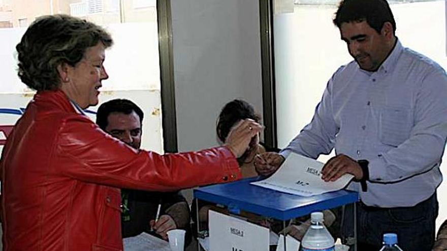 Carmen Verdú, ayer durante los votaciones en la sede del PP