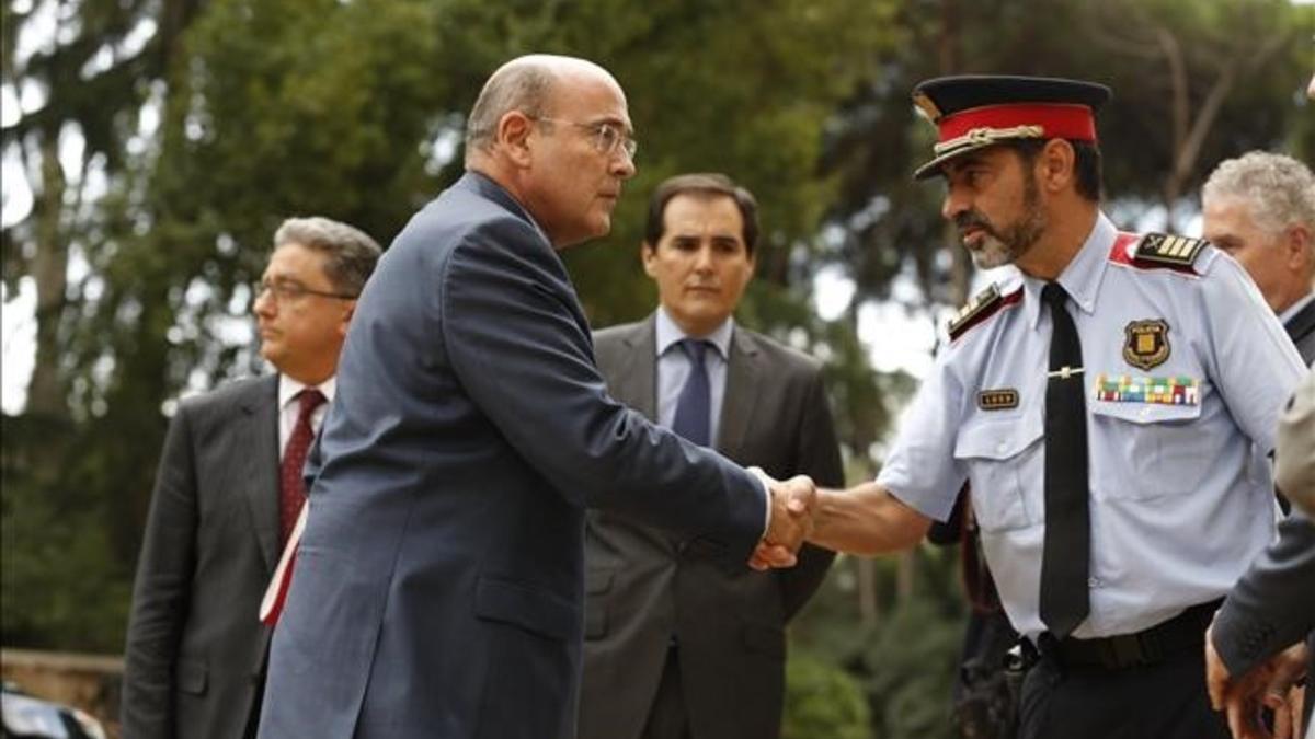 El 'major' de los Mossos, Josep Lluís Trapero, saluda al coronel Diego Pérez de los Cobos, coordinador del operativo contra el referéndum del 1-O.