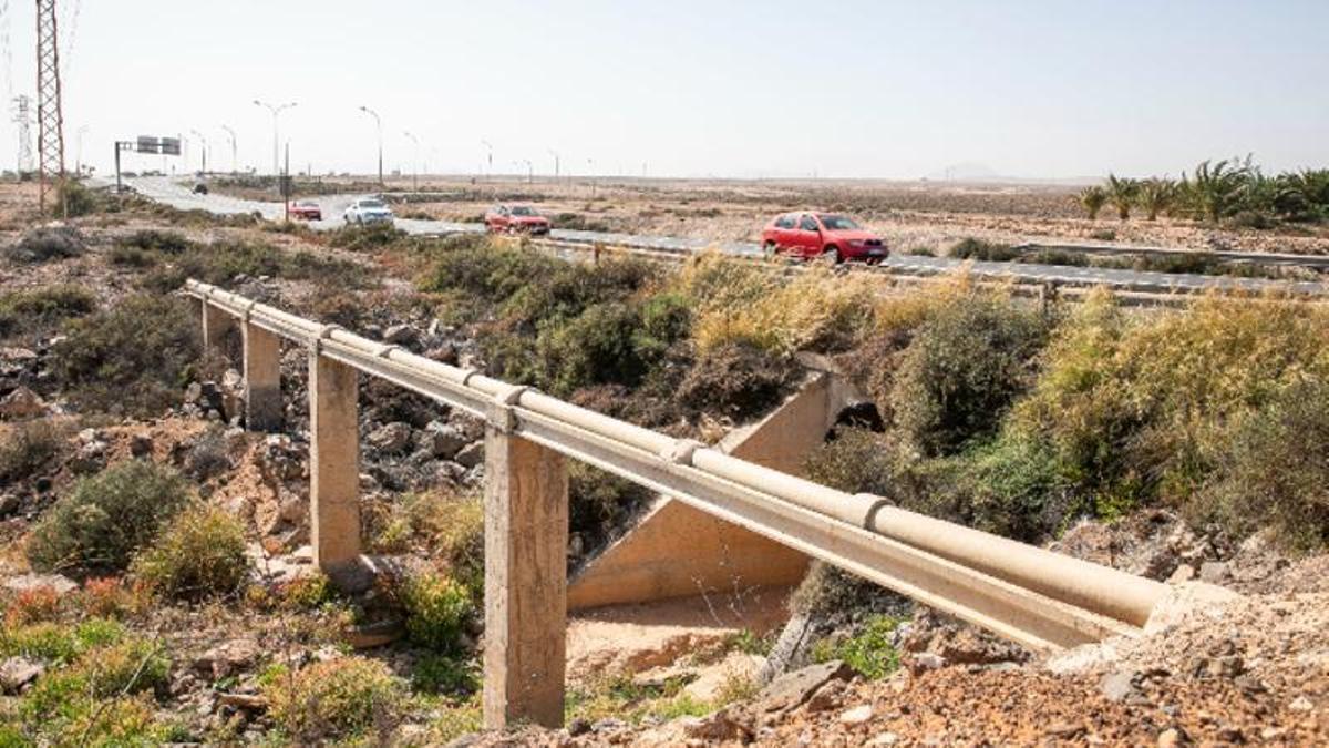 Tubería de amianto a cielo abierto junto a una carretera de Fuerteventura.