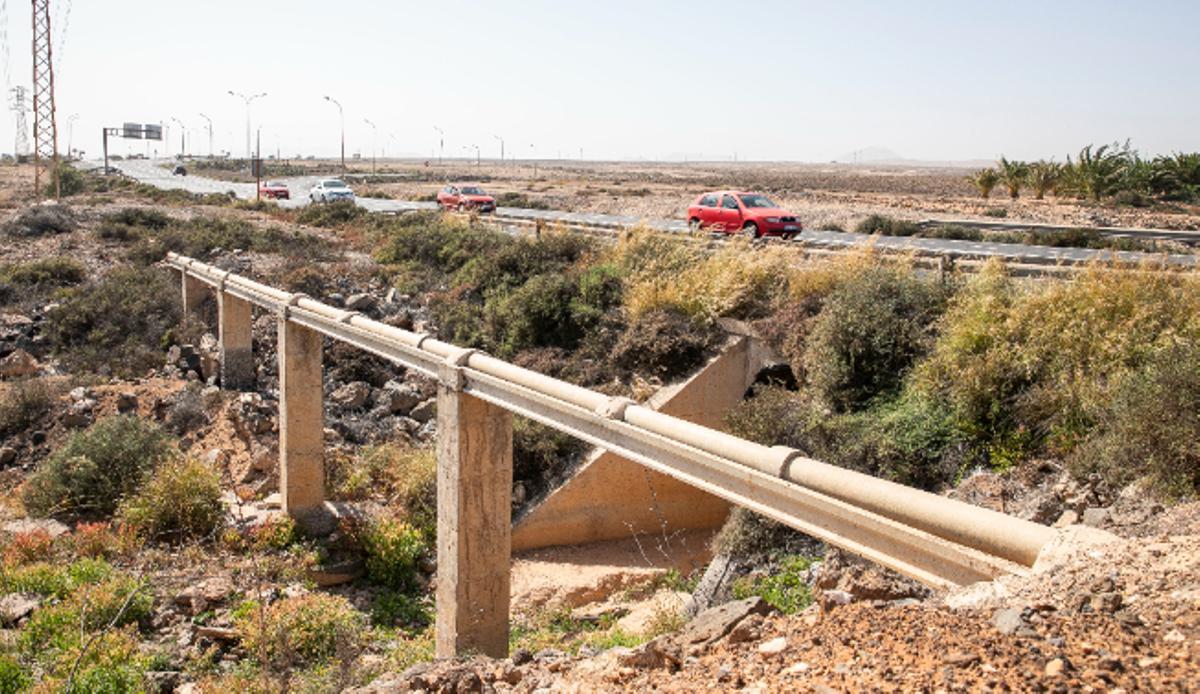 Tubería de amianto a cielo abierto junto a una carretera de Fuerteventura.
