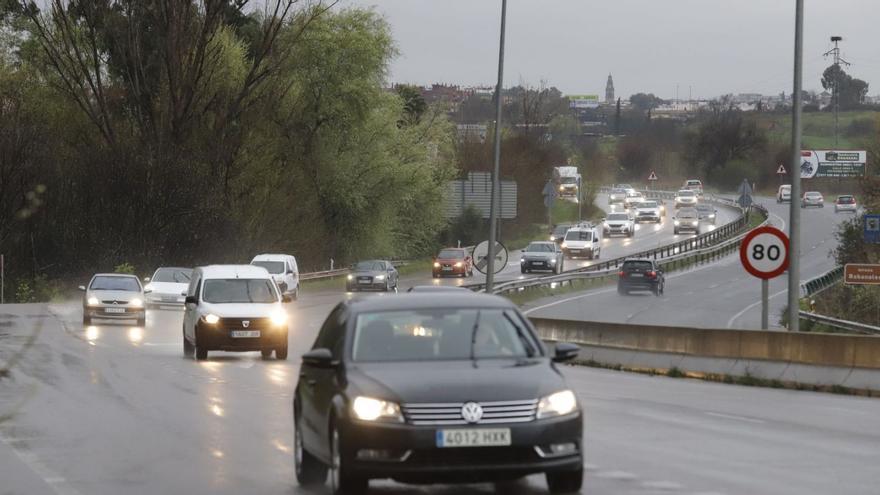 El coche privado sigue siendo la principal vía de transporte a los polígonos. /CÓRDOBA.