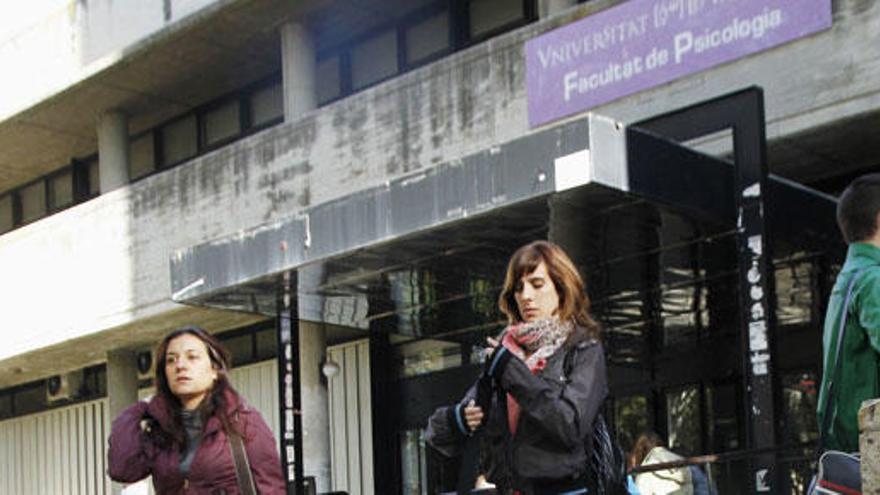 Dos estudiantes, ante la Facultad de Psicología de Valencia.