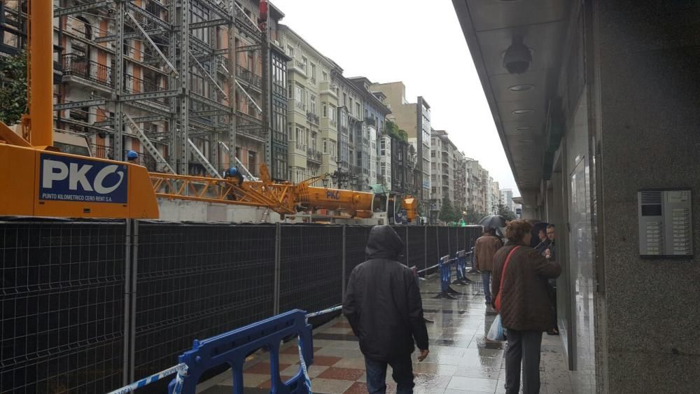 La calle Uría reabre el tránsito a los peatones frente a la casa incendiada