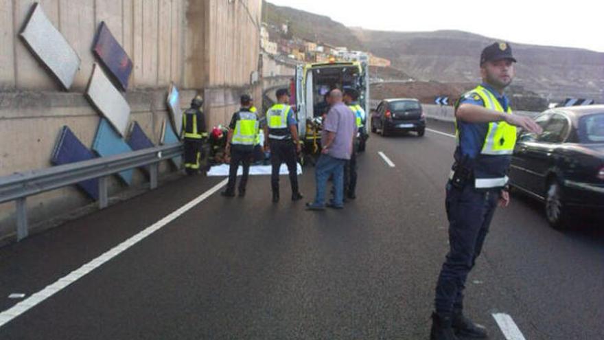 Bomberos, policías y sanitarios junto al joven herido. | la provincia / dlp