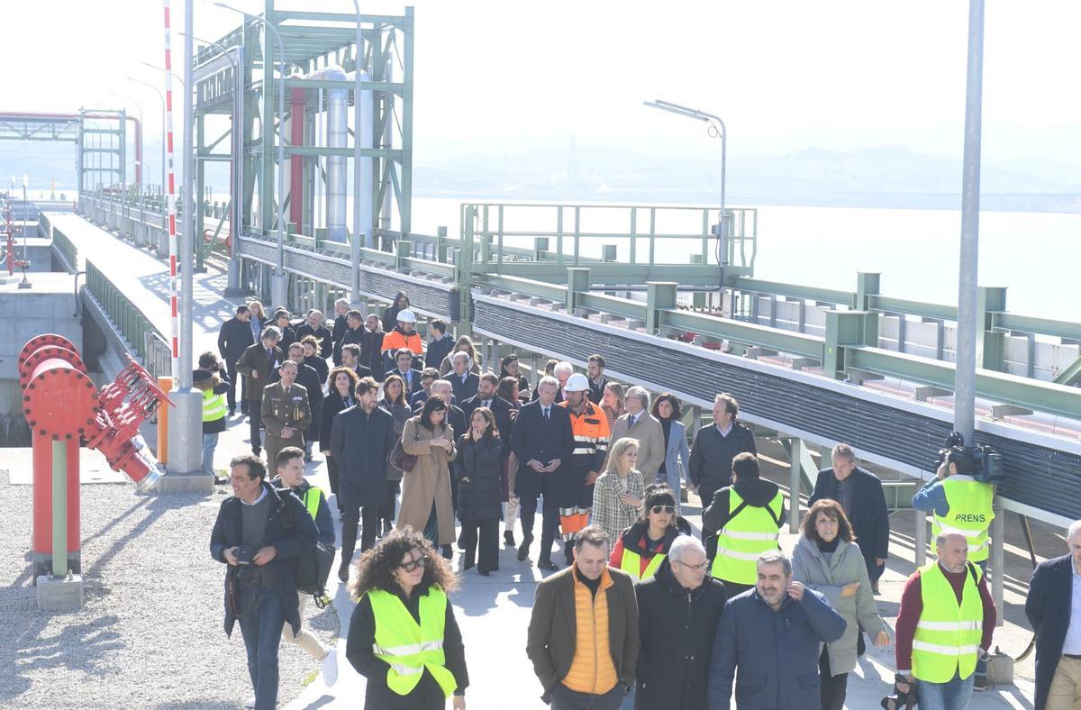 Autoridades e invitados, hoy, en la inauguración del pantalán de Repsol en el puerto exterior de A Coruña.