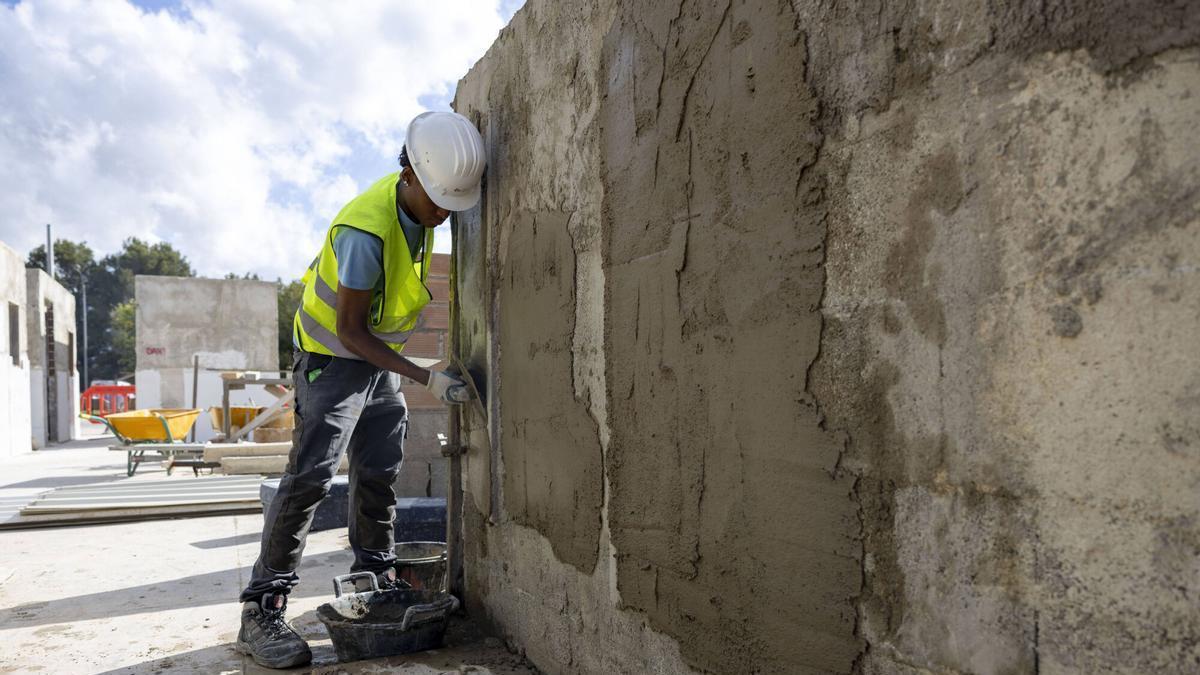Albañil enfoscando una pared
