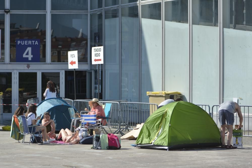 Las primeras fans se instalan en tiendas de campaña para asegurarse un sitio en primera fila en el concierto que el cantante ofrecerá este viernes en el Coliseum.