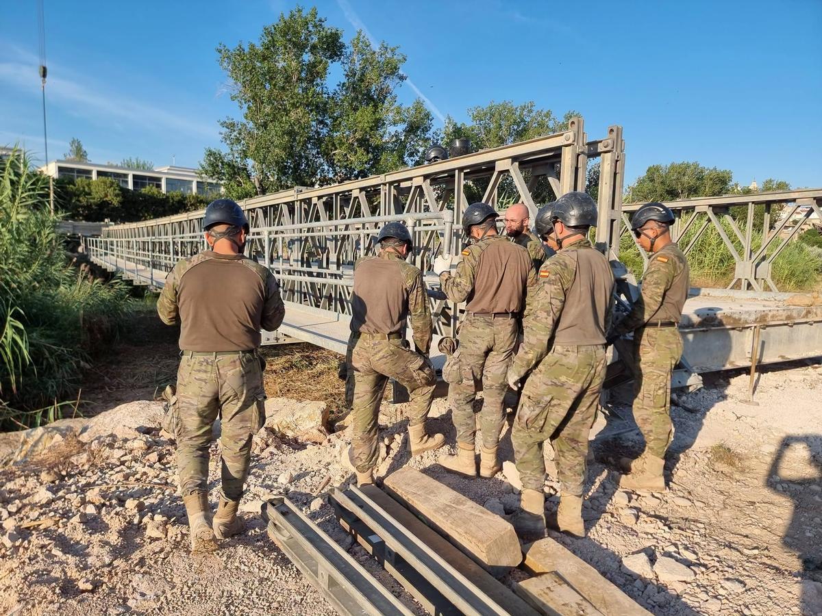 Comienza el desmontaje del puente militar de Riba-roja de Túria.