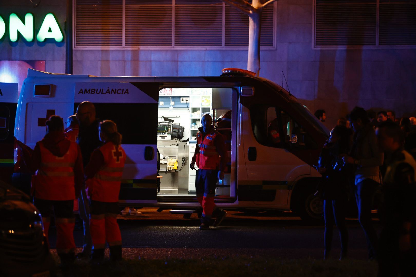 El fuego devora un edificio en la avenida Maestro Rodrigo de València