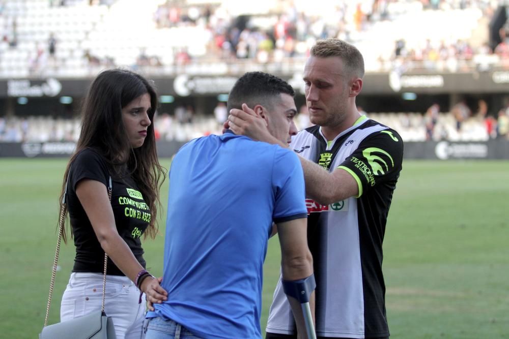 Los jugadores del FC Cartagena, tristes tras el partido que les deja sin ascenso