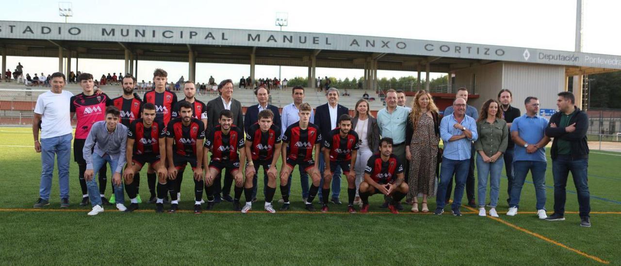 El CD Lalín, junto a miembros del consistorio en la inauguración del estadio este viernes.