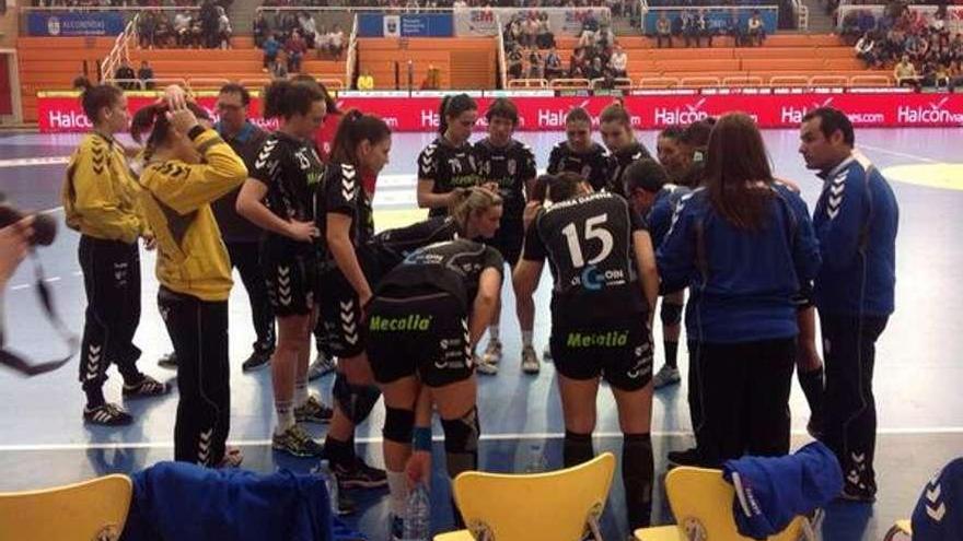 Las jugadoras del Mecalia Guardés charlan durante un partido.