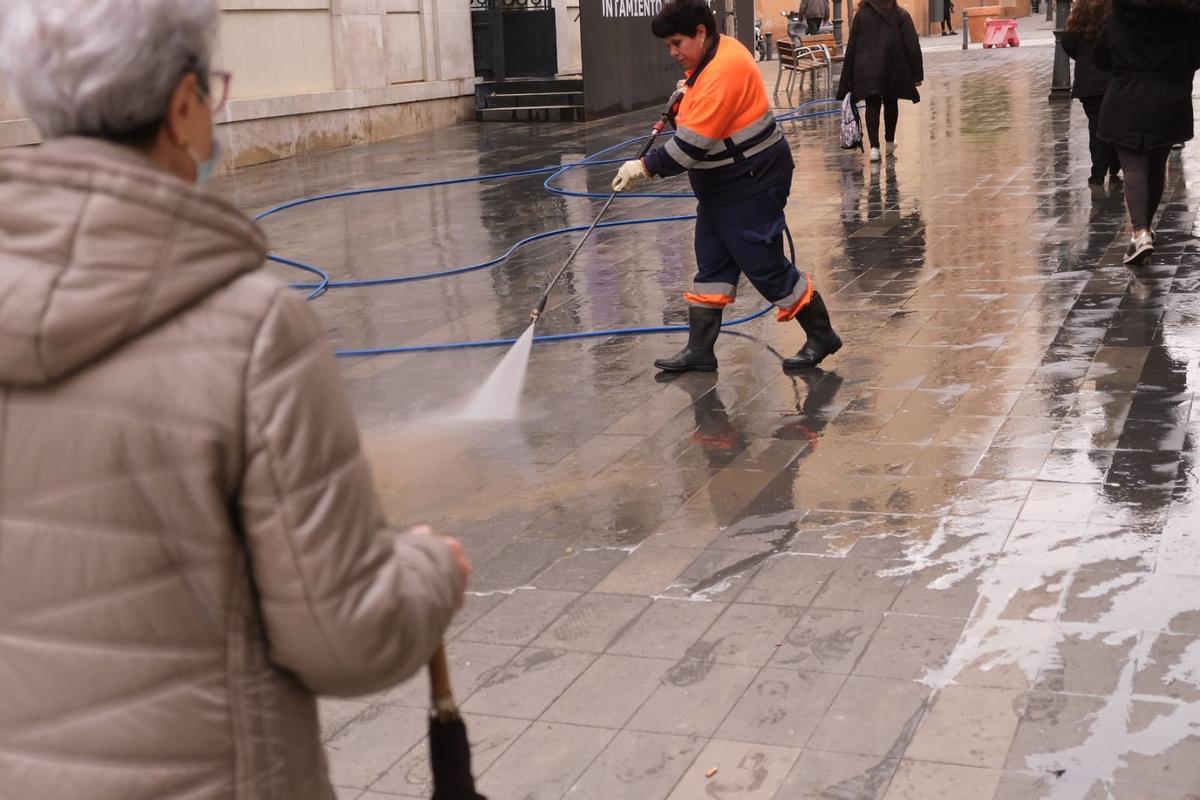 La lluvia cae con fuerza sobre una Alicante en alerta naranja