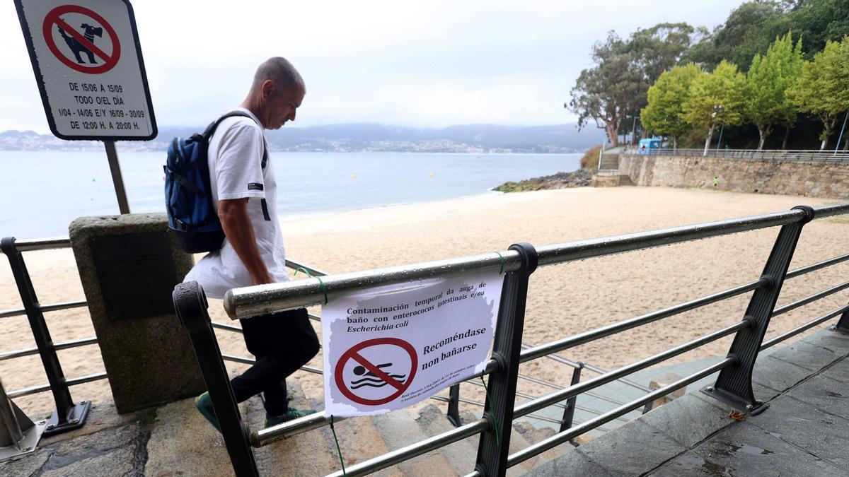 Cartel en la playa de Portocelo que recomendaba no bañarse por vertidos.
